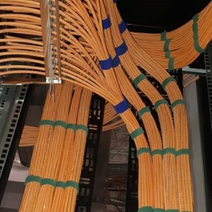 Hyperline CDV-150x9-42U-RAL9005 Перфорированный вертикальный кабельный организатор-лоток 150х9 мм, высотой 1868 мм, для шкафа высотой 42U, черный Hyperline CDV-150x9-42U-RAL9005 Перфорированный вертикальный кабельный организатор-лоток 150х9 мм, высотой 1868 мм, для шкафа высотой 42U, черный